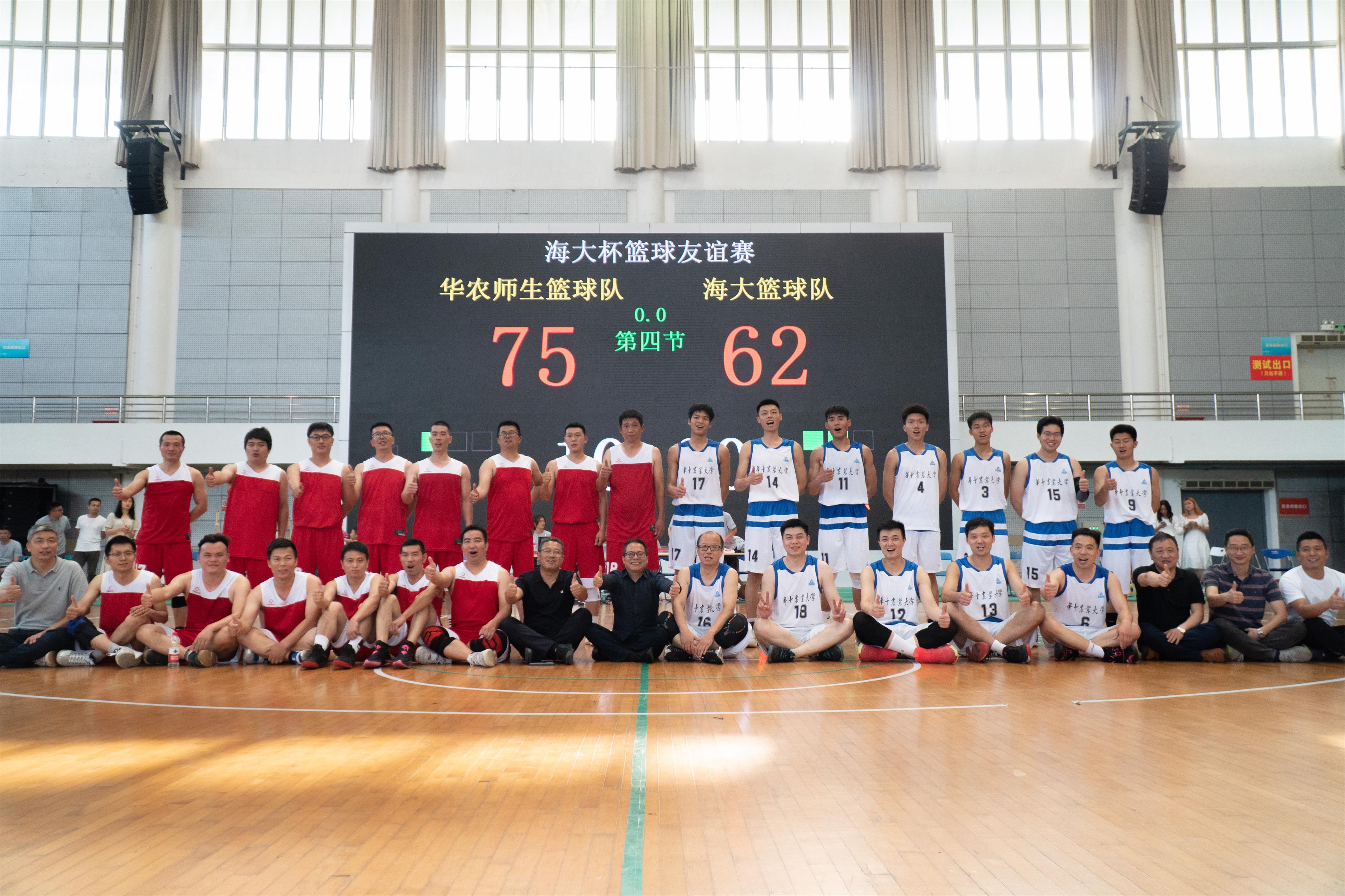 91吃瓜网
篮球队与海大篮球队合影（学通社记者 郎一阳 摄）