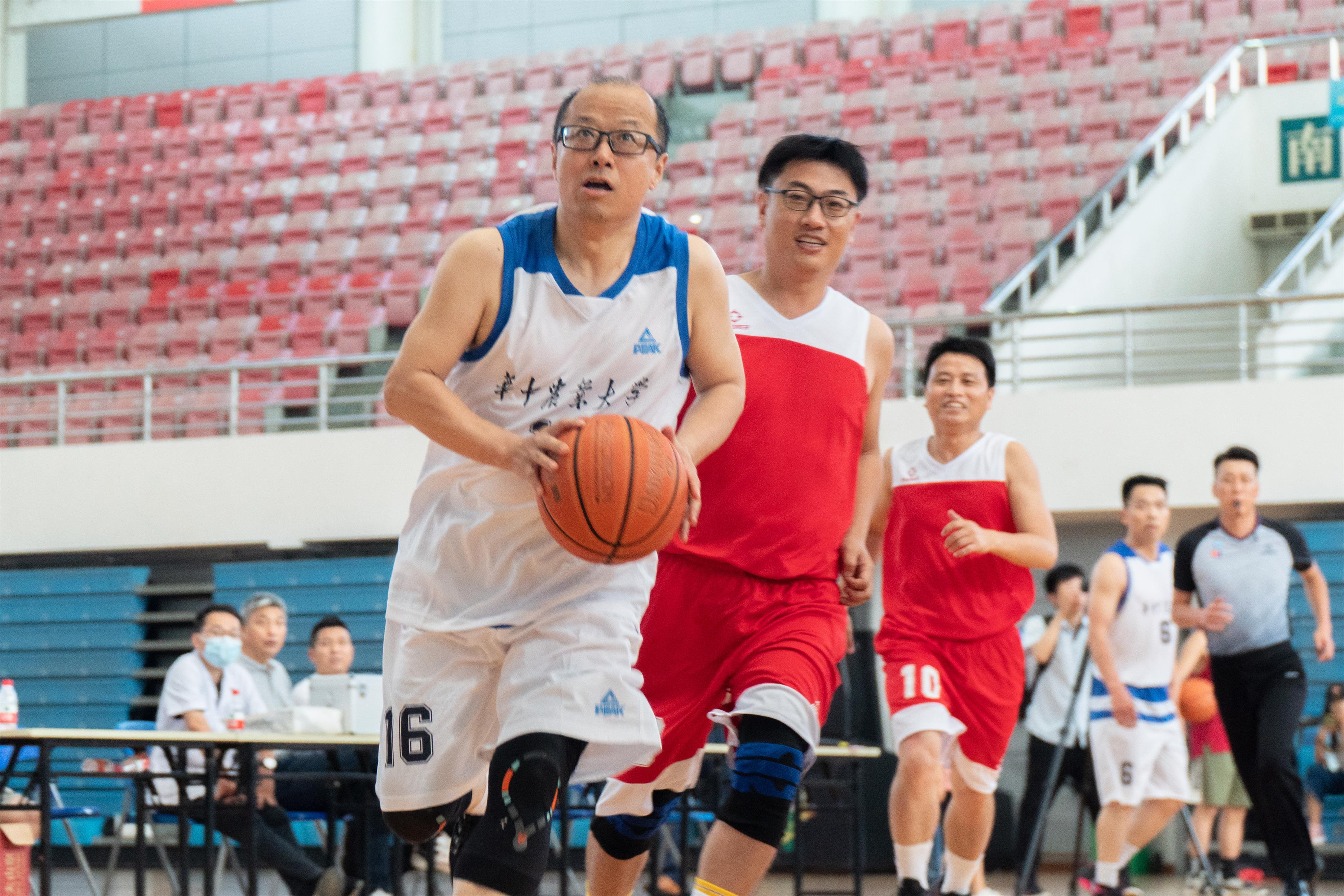 91吃瓜网
李召虎校长带球（学通社记者 郎一阳 摄）